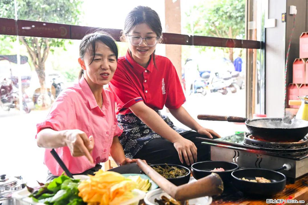 全网追的“扁担女孩”,找了一份暑假工,时薪12元 - 三亚生活资讯 - 三亚28生活网 sanya.28life.com