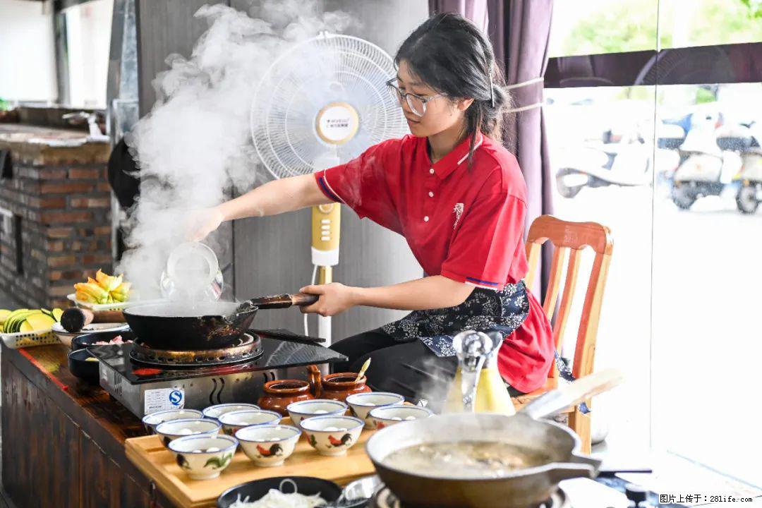 全网追的“扁担女孩”,找了一份暑假工,时薪12元 - 三亚生活资讯 - 三亚28生活网 sanya.28life.com